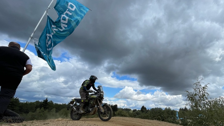 At a dirt track in Vilanec, riders face rough terrain. /CGTN