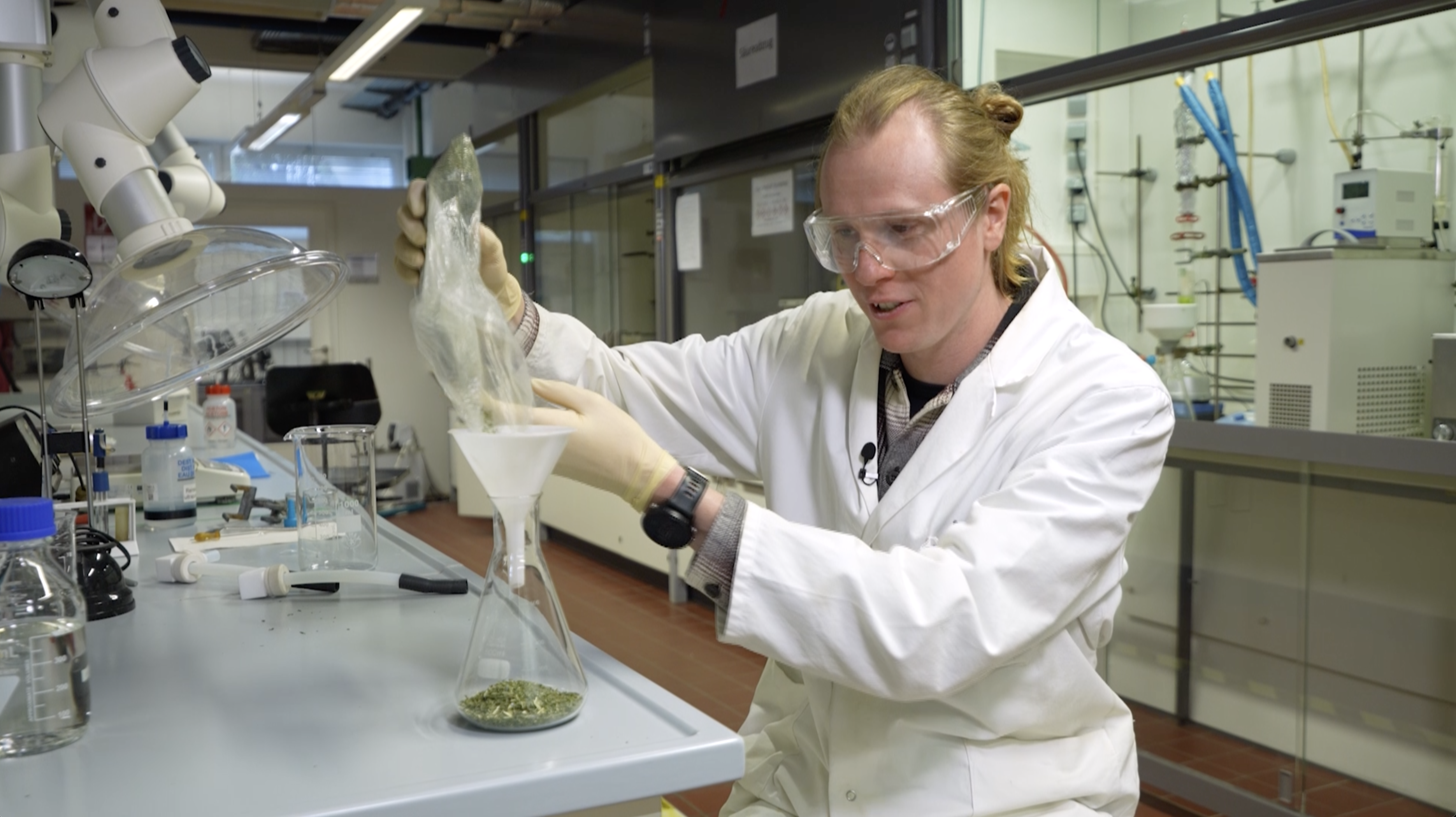 Chemical engineer Sebastian Saa extracting fatty compounds from tomato plant residues. /CGTN
