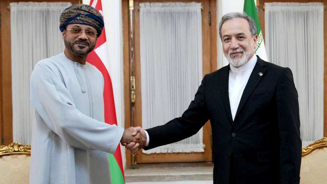 Iranian Foreign Minister Abbas Araghchi (R) shaking hands with Omans' Foreign Minister Sayyid Badr al-Busaidi in Tehran on August 25, 2026. /AFP PHOTO / Iranian Foreign Ministry Office