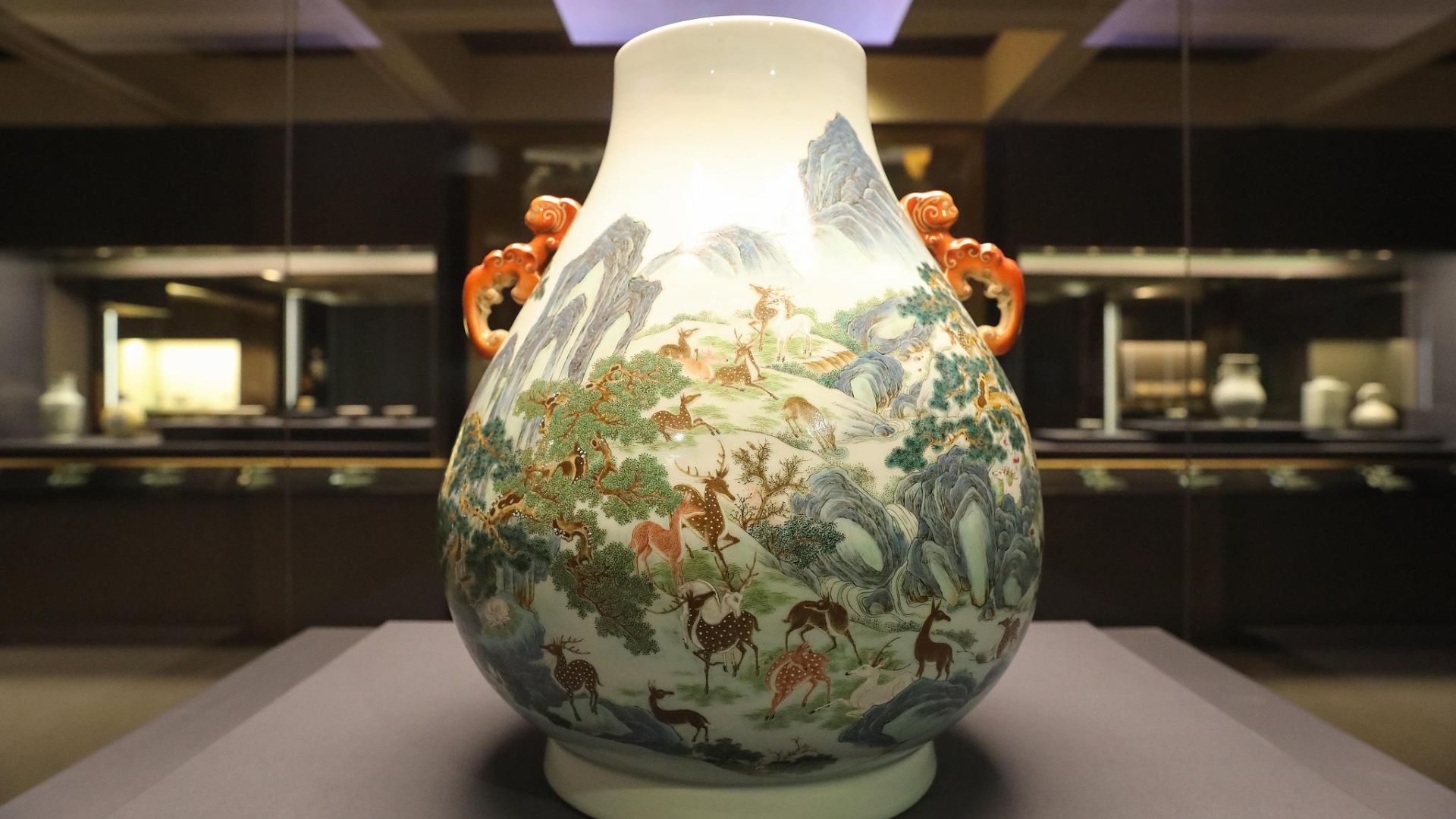 Ancient Chinese porcelain, like thise piece on display at the Hong Kong Museum of Art, are in high demand by thieves. /Xie Guanglei

