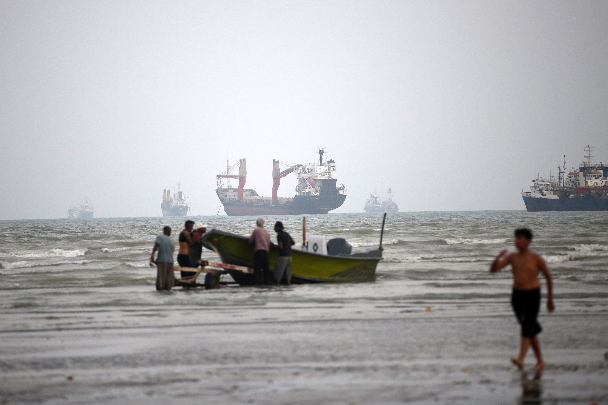 In Bandar Abbas, Iran, daily life continued in this strategic port city on the Strait of Hormuz. /CFP