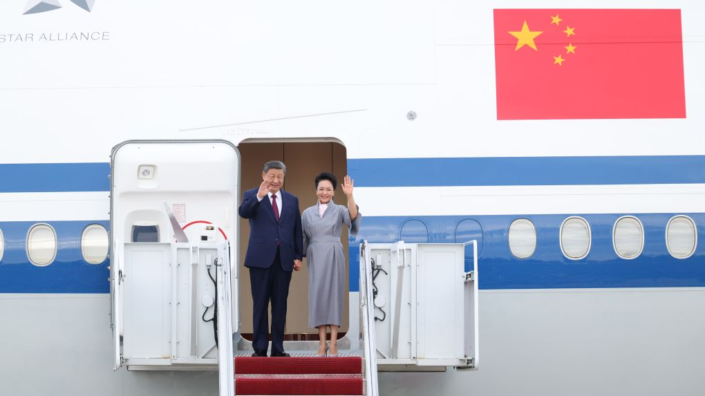 Chinese President Xi Jinping and his wife Peng Liyuan step out of the airplane cabin upon their arrival at Joint Base Andrews in the United States on Sept. 23, 2026. /Liu Bin via Xinhua