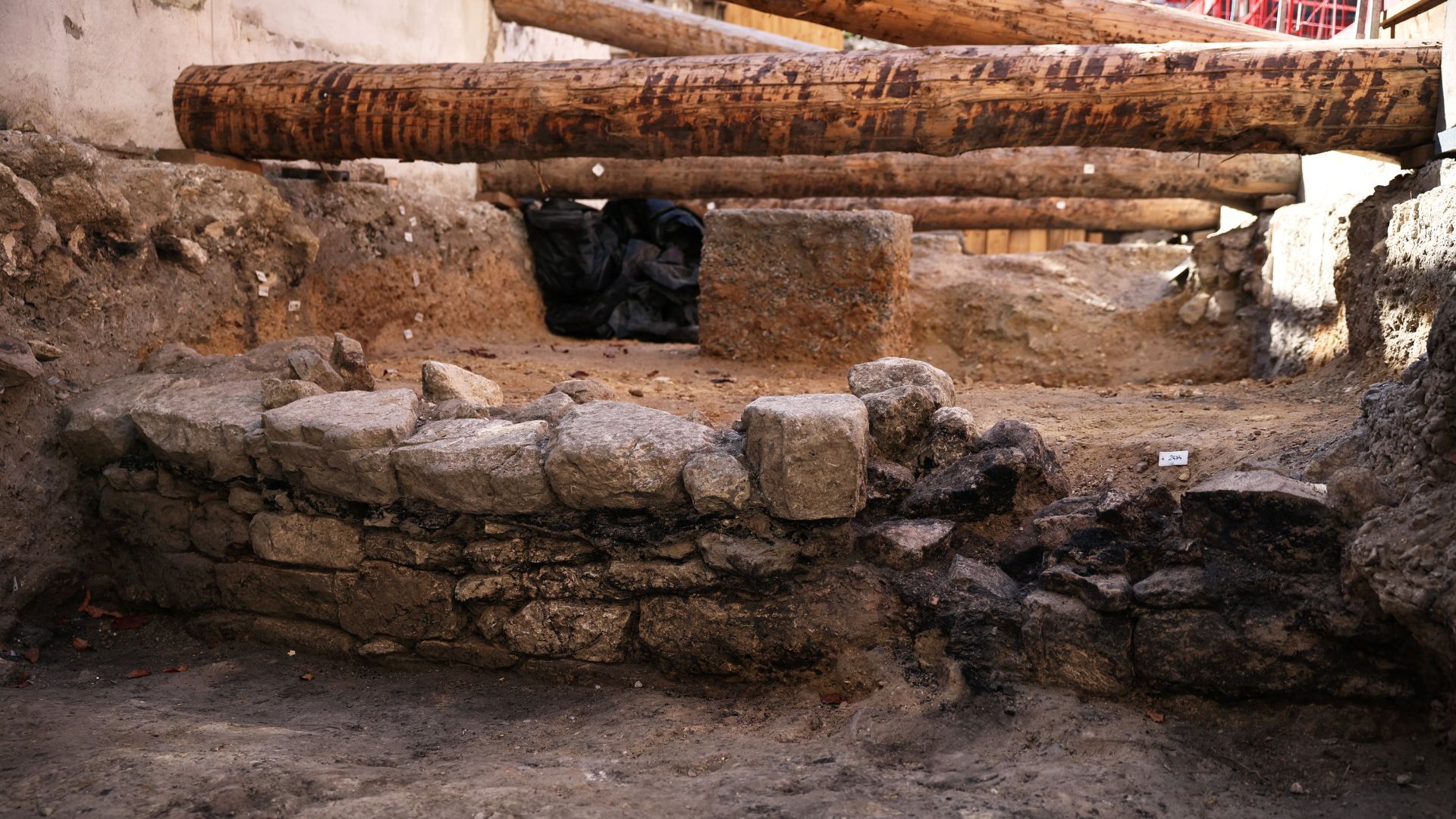 A Gallo-Roman era wall of Lutetia following its discovery in an archeological site under the Hotel-Dieu hospital on the Ile de la Cite in central Paris. /Simon Wohlfahrt/AFP
