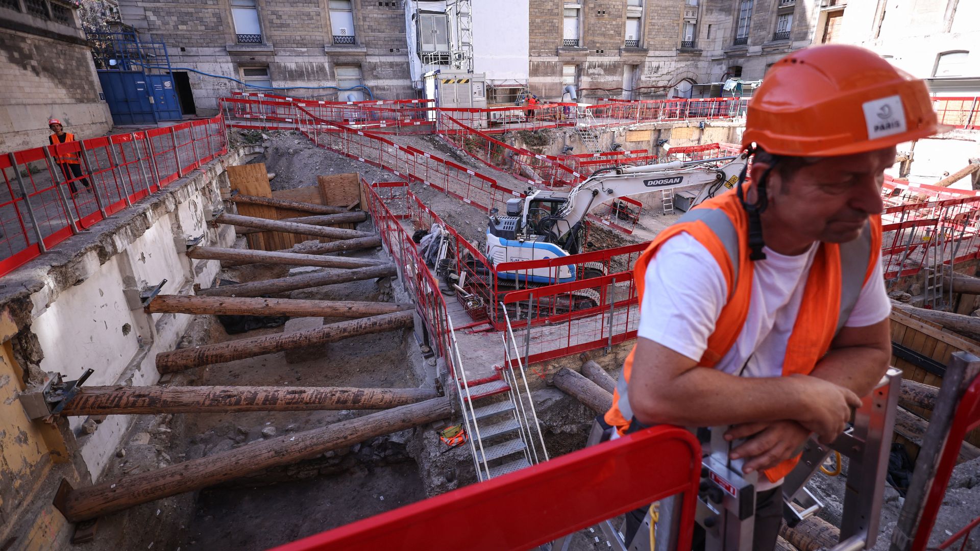 Site director David Couturier stand on an archeological site where a Gallo-Roman era wall of Lutetia was discovered, under the Hotel-Dieu hospital on the Ile de la Cite in central Paris. /Simon Wohlfahrt/AFP
