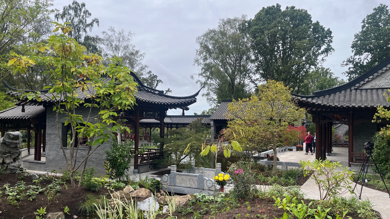 More than 200 trees and shrubs representing 56 species and cultivars have been selected for their seasonal beauty and cultural significance. /CCTV