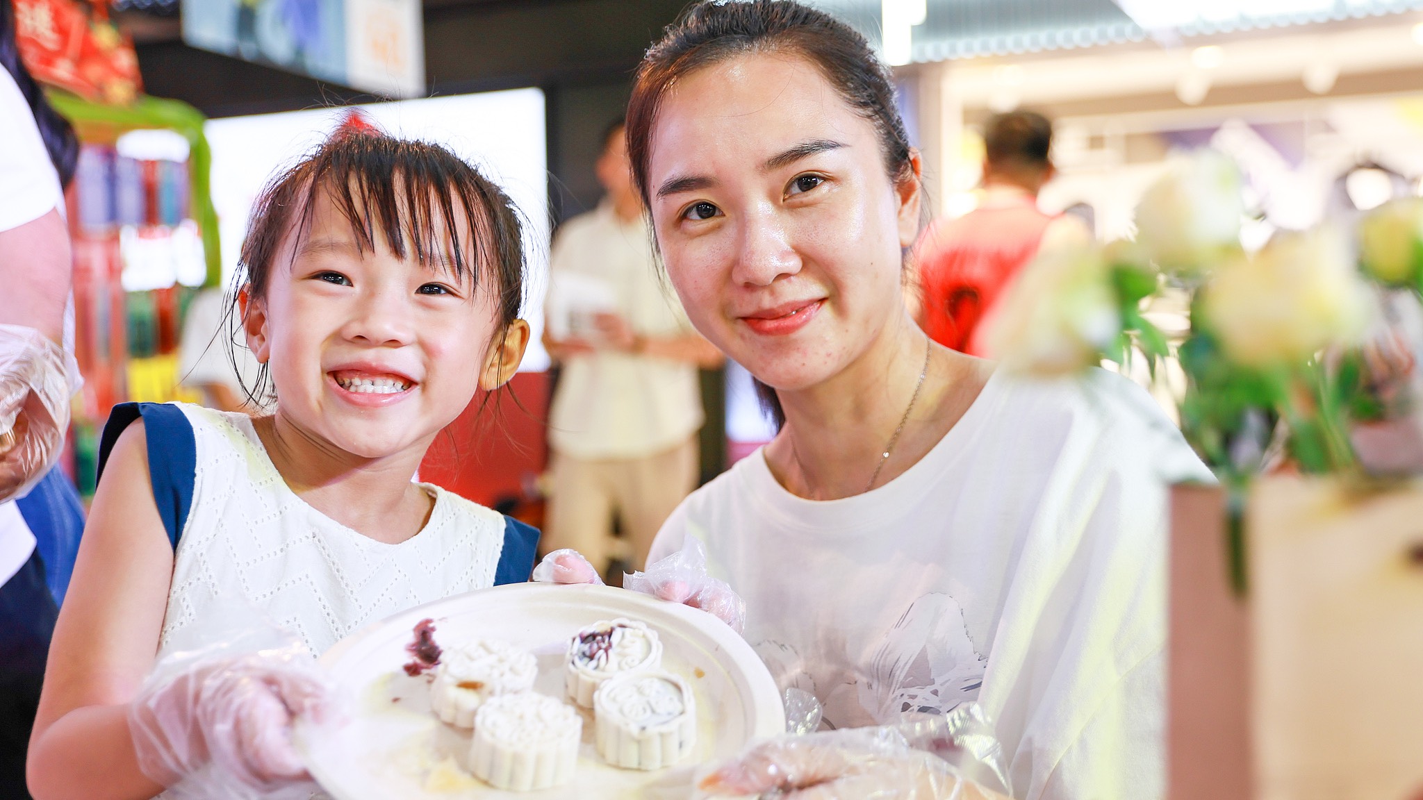 The circular form of the mooncake mirrors the full moon and carries with it the values of family reunion, happiness and completeness. /CFP