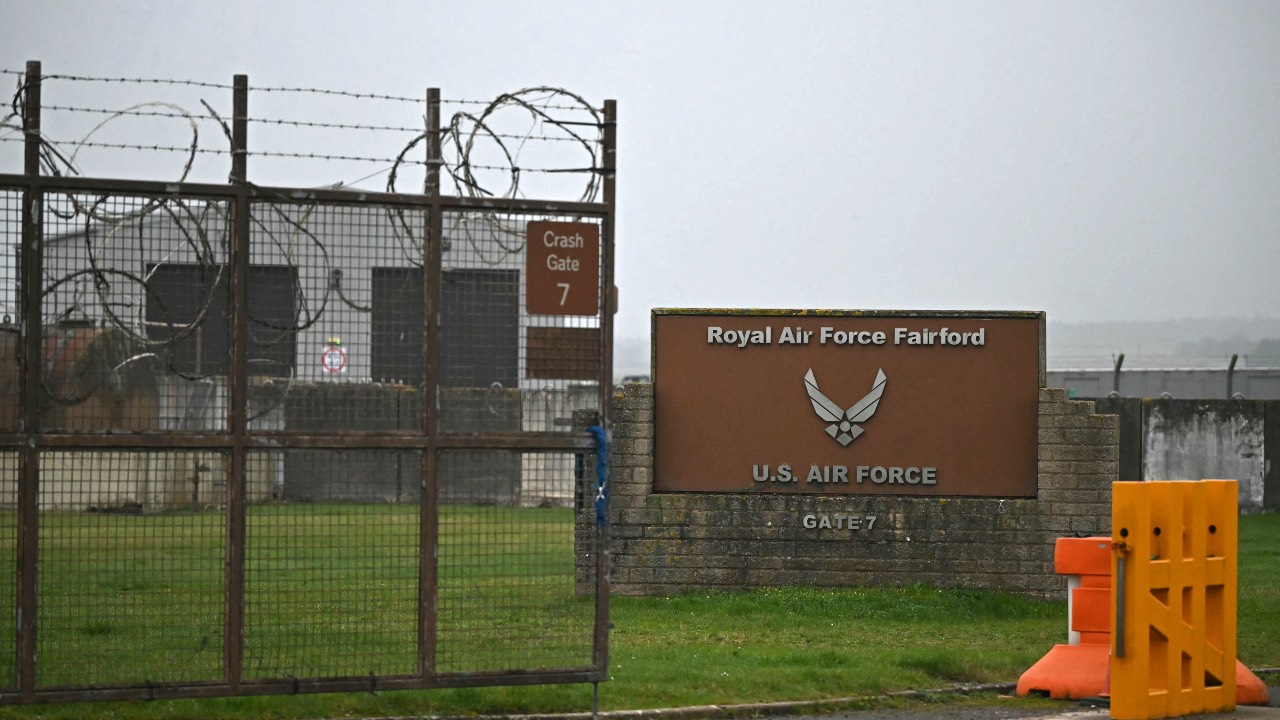 British police in western England declared a major incident and evacuated properties near a base used by the US air force after arresting several men on suspicion of explosives offences. /Justin Tallis/AFP