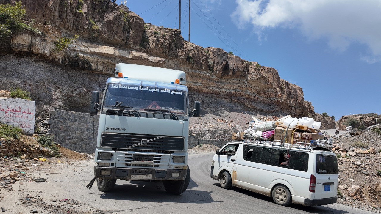 Cars travel along the Hayjat al-Abd mountain road, a vital route linking Taiz with Aden and other provinces in southwestern Yemen, after overnight fighting briefly disrupted movement. /AFP