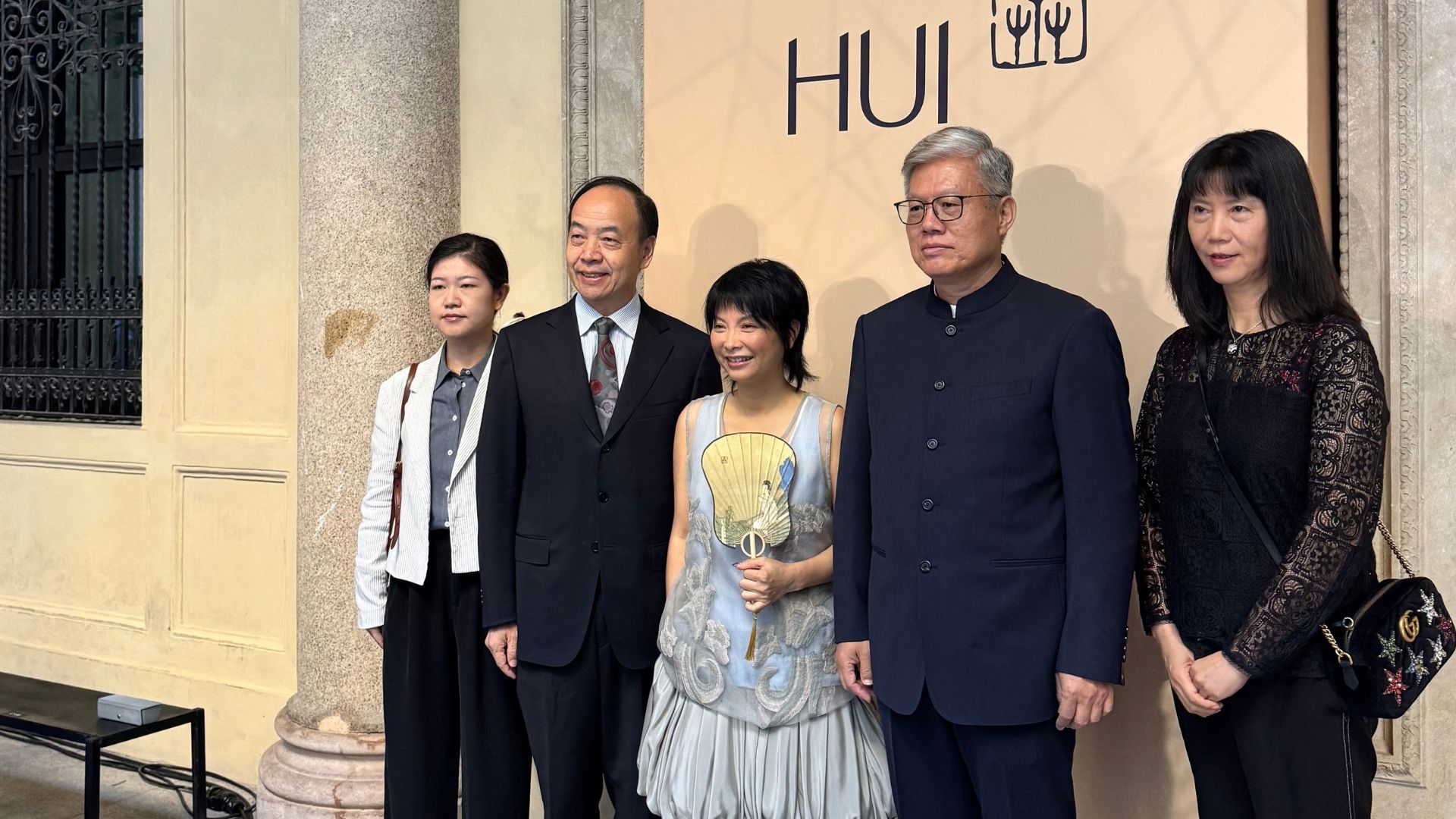 Hui Zhou Zhao (center) with Zhang Chenggang (2nd right), Consul General of Chinese Consulate General in Milan. /CGTN
