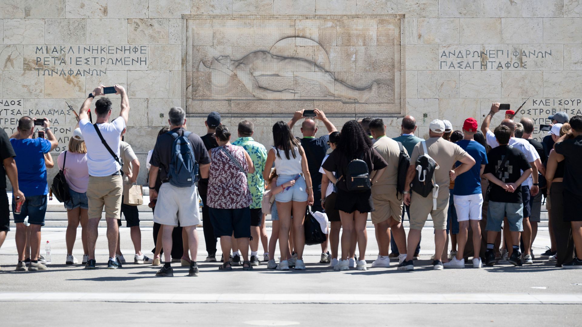 Greek businesses have noticed a growing reluctance among tourists to spend money. /Marijan Murat/picture-alliance/dpa/AP