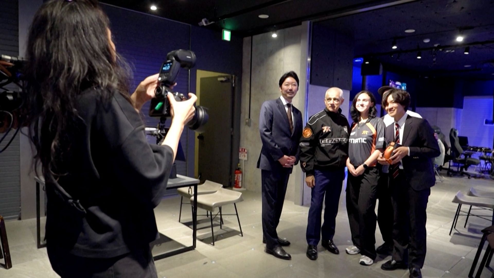 Mayor of London Sadiq Khan (second left) wants his city to become the global capital of competitive video gaming. /CGTN