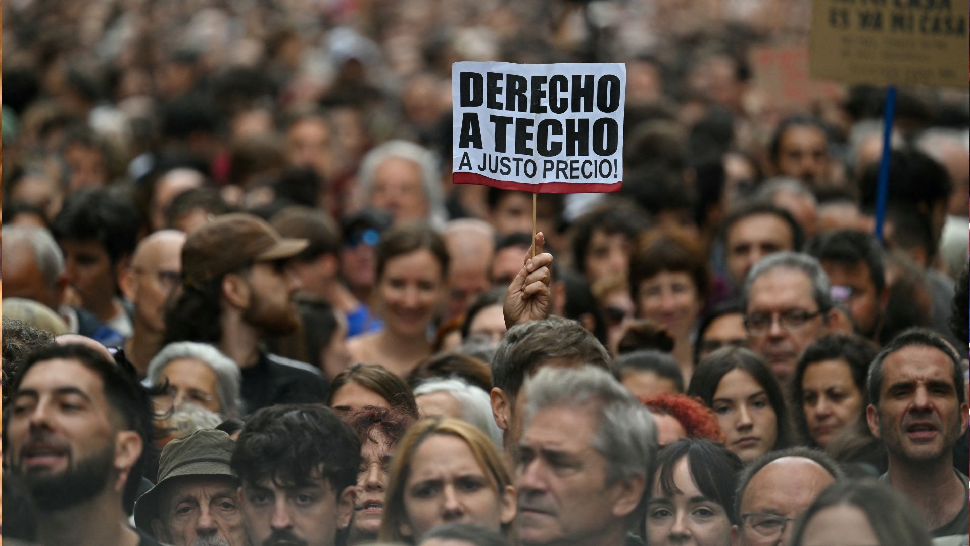 Demonstrators hold signs reading 'Right to a roof' during a protest against evictions and high rent prices on Plaza de Espana in Madrid on October 3, one day after parliament rejected two government measures to strengthen protection for tenants. /Jabier Soriano/AFP
