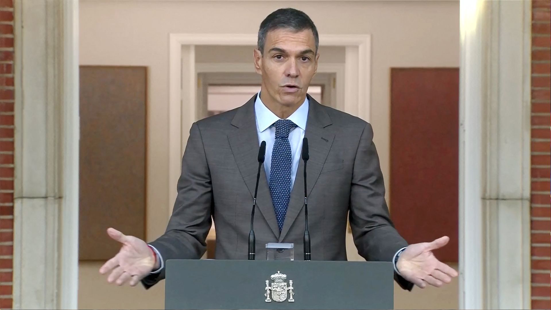 In this video grab from handout footage released by La Moncloa on October 5, Spanish Prime Minister Pedro Sanchez makes a televised statement to call early elections at La Moncloa Palace in Madrid. /Handout/La Moncloa/AFP
