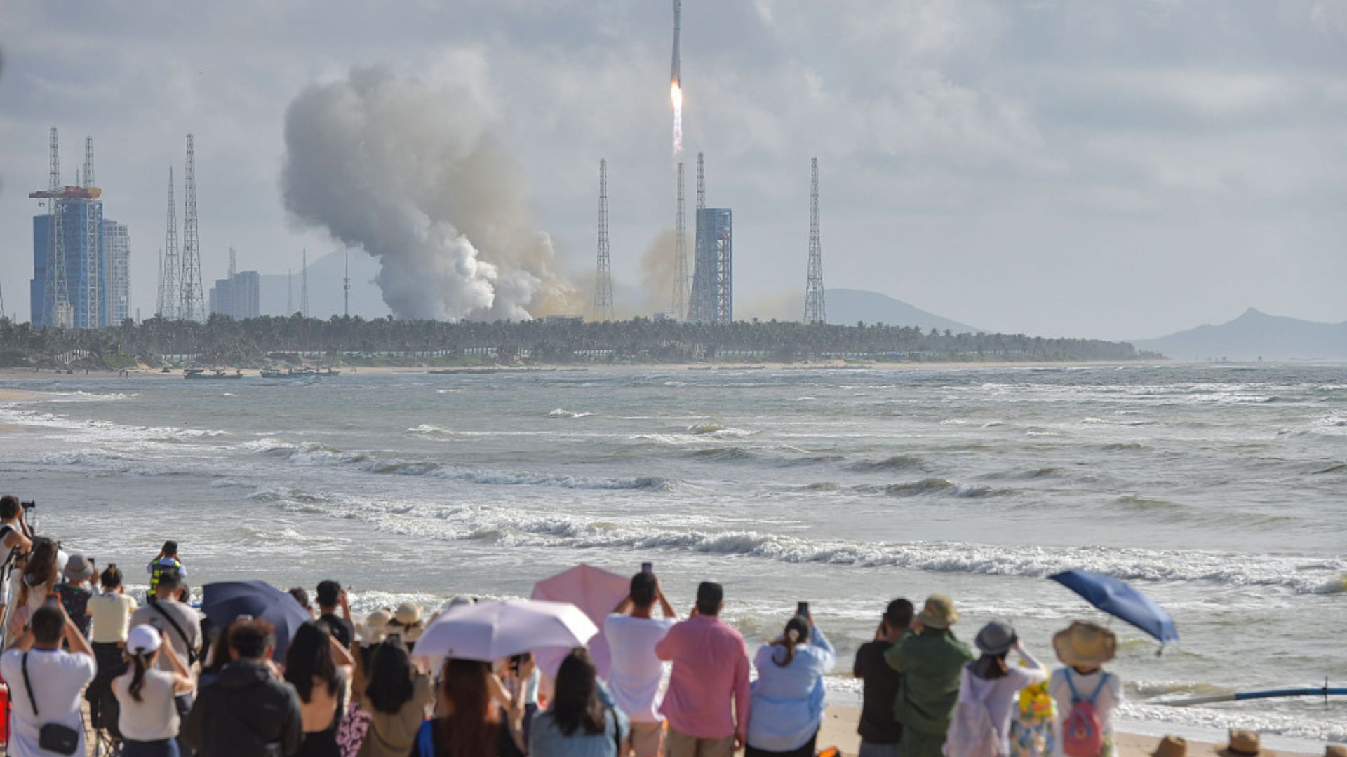 Members of the public watch a Long March-12 carrier rocket take off from Hainan on September 17, 2026. /Luo Yunfei/China News Service via VCG