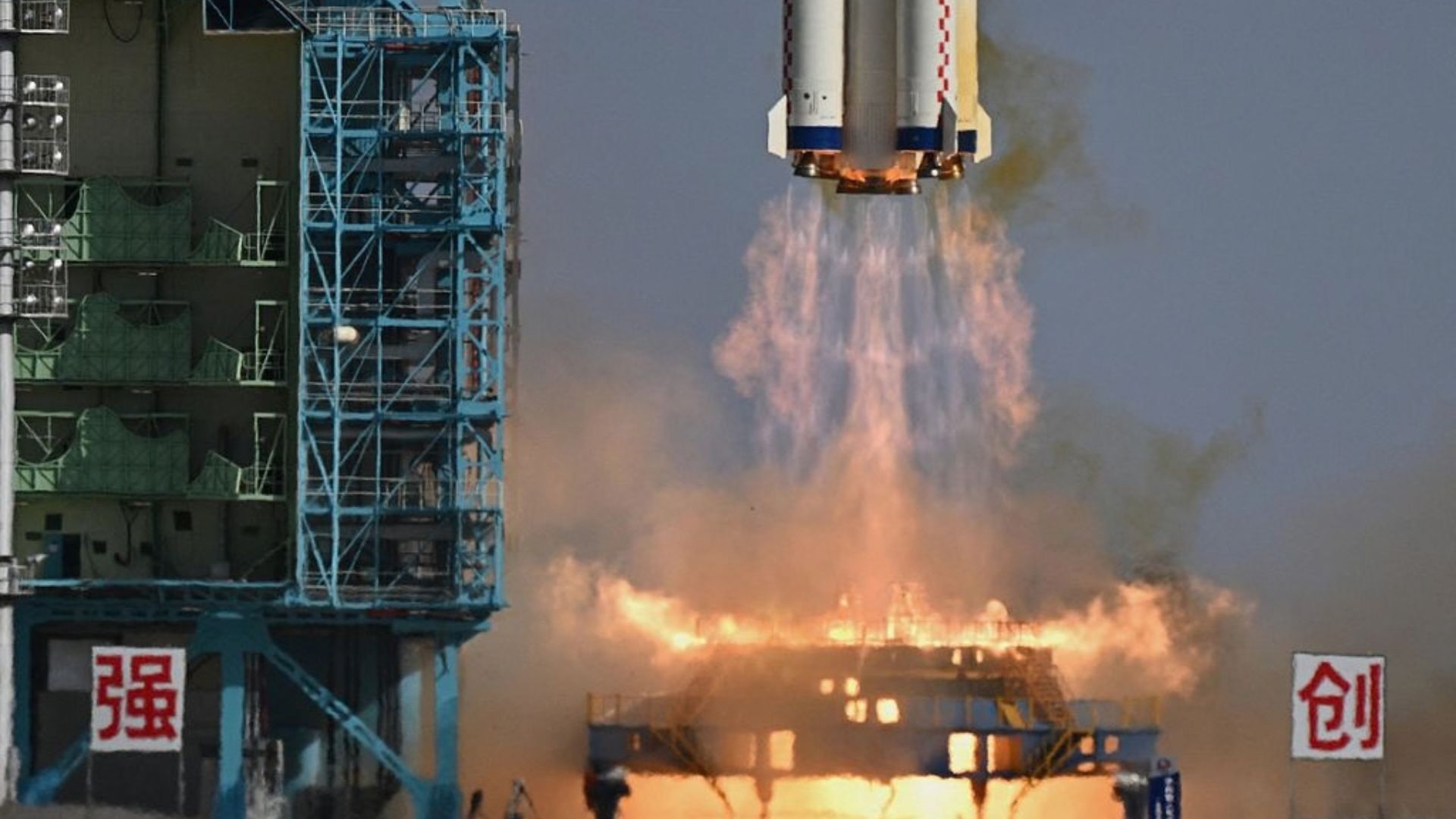A Long March-2F carrier rocket lifts off with the Shenzhou-20 spacecraft and a crew of three astronauts from the Jiuquan Satellite Launch Centre in the Gobi desert, on April 24, 2025. /Pedro Pardo/AFP via VCG