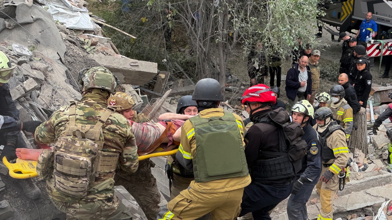Rescuers evacuate a wounded woman on a stretcher from the rubble of a five-story residential building damaged during a Russian attack in Zaporizhzhia. /Daria Nazarova/AFP