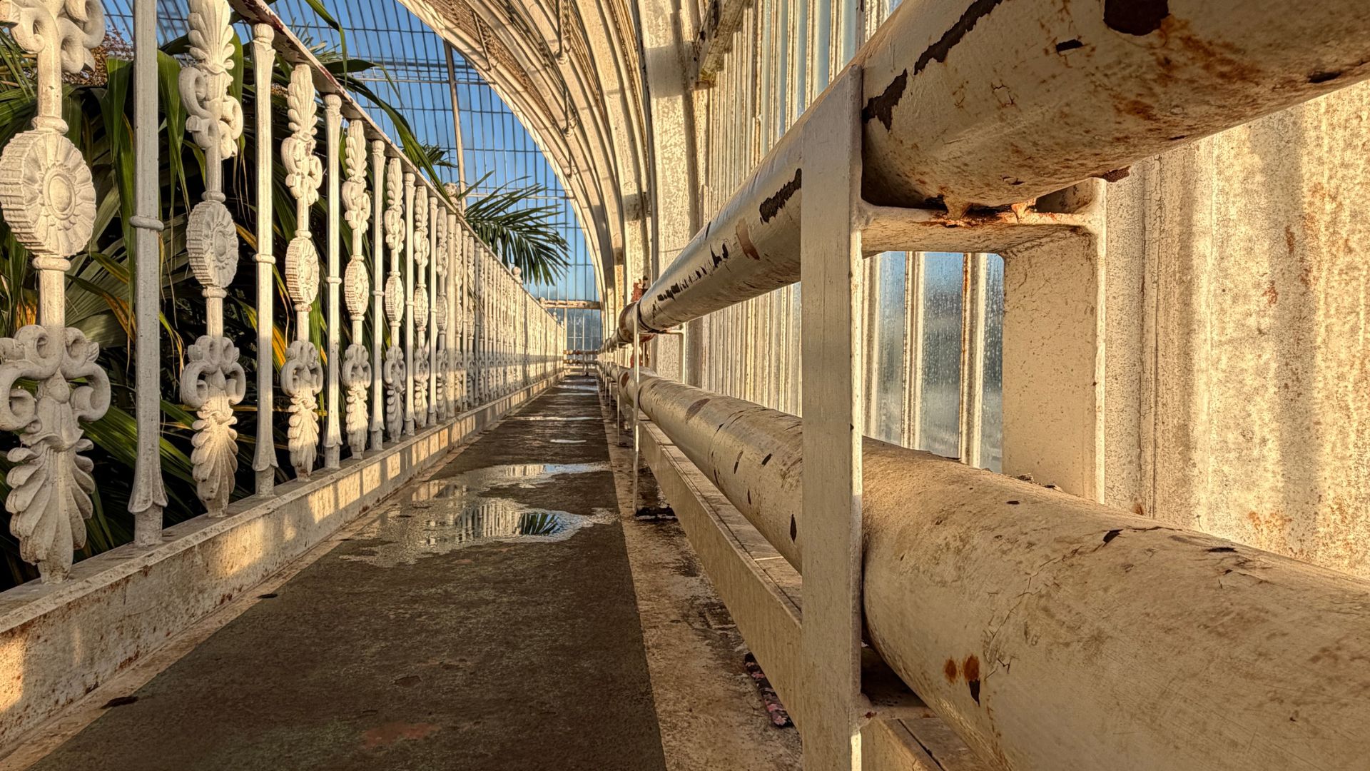 The heat and humidity take their toll on the infrastructure. /Iolo ap Dafydd/CGTN