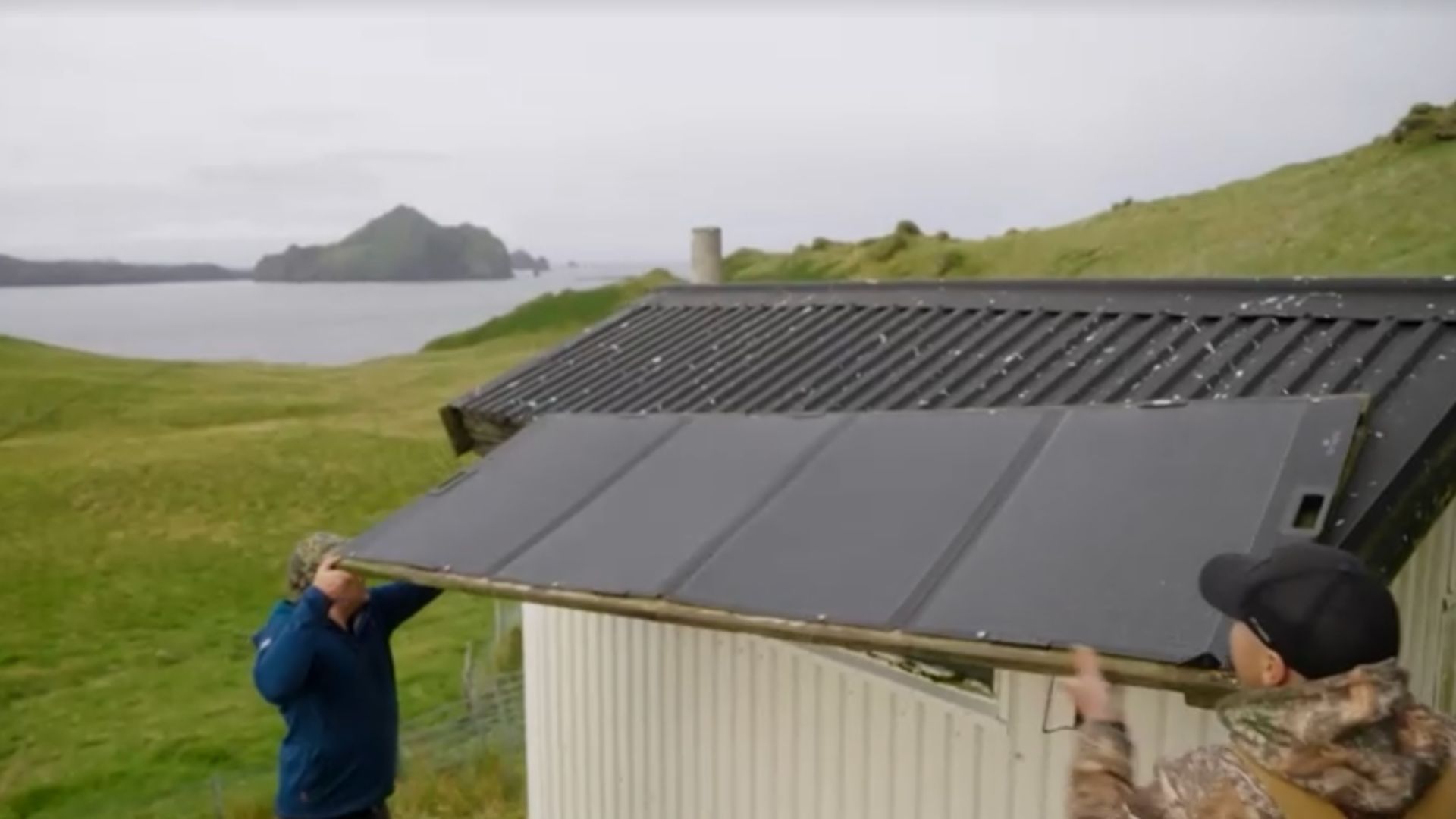 The panels being fitted. /Timbuktu Content/EcoFlow