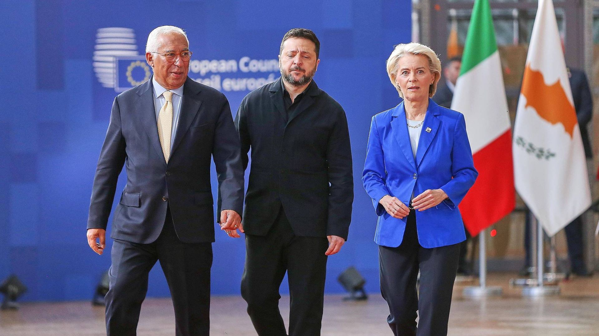 Zelenskyy is flanked by European Commission President Ursula von der Leyen and European Council President António Costa in Brussels summit, on Saturday, October 17, 2026. /CFP.