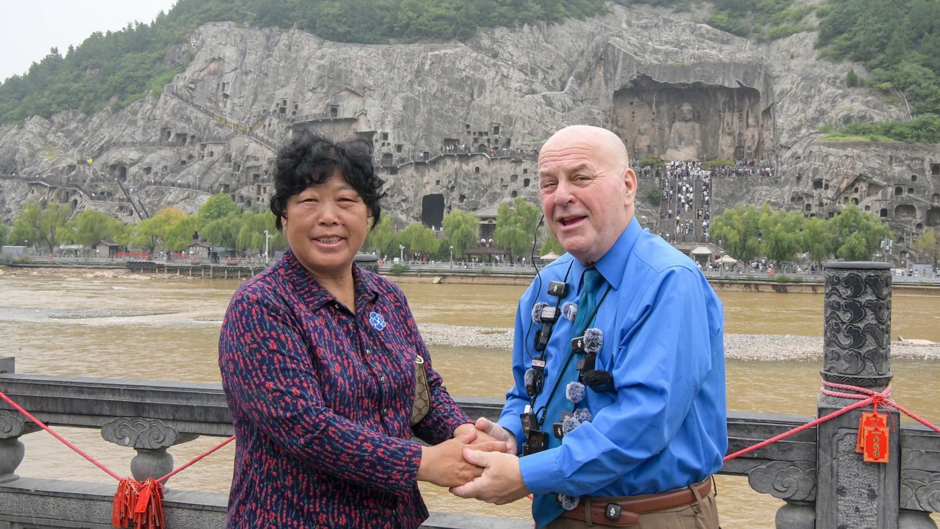 Yin Yuzhen reunites with American Ronald Sakolsky, a teacher who shared her passion against desertification. /CFP.