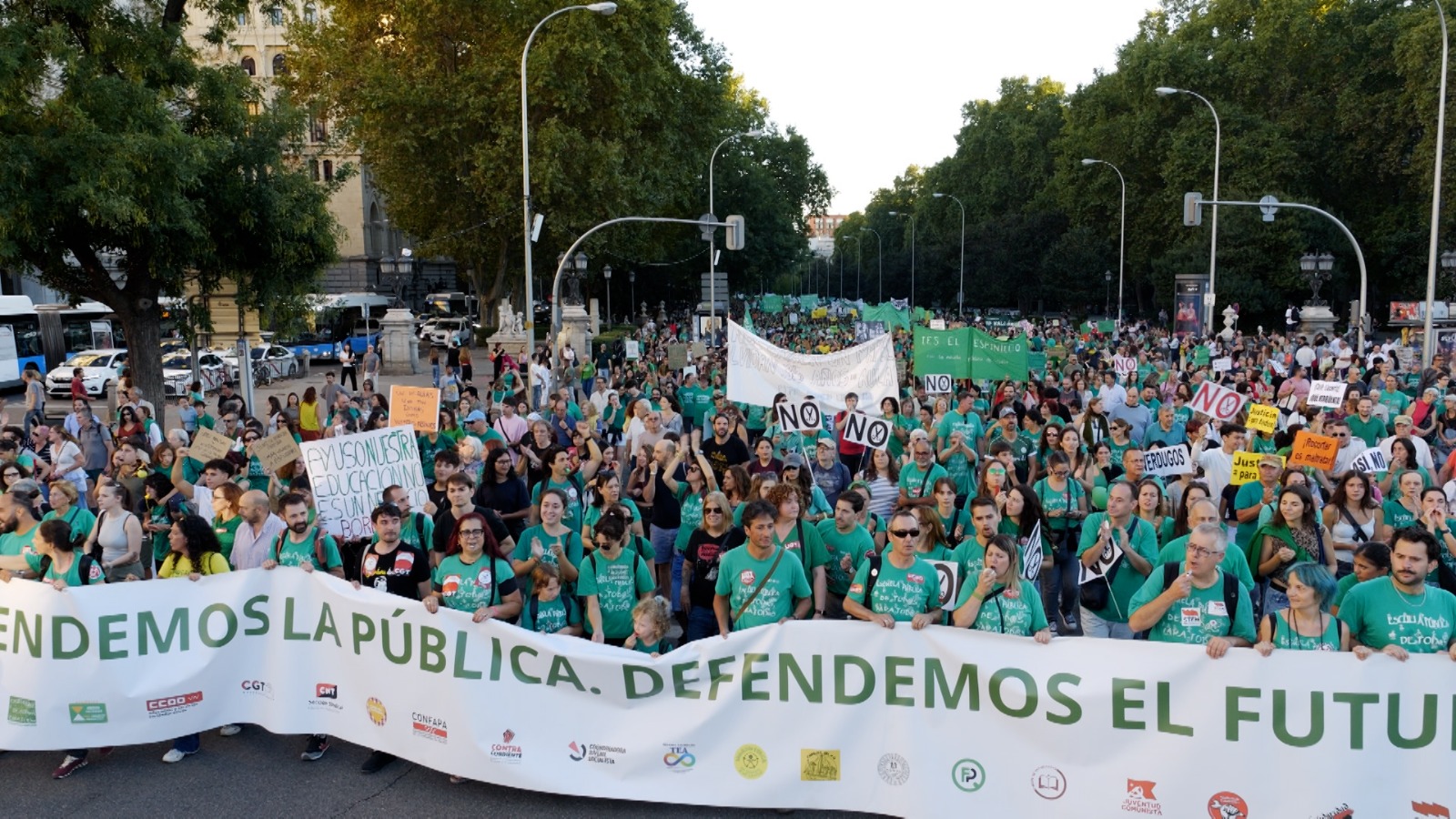 'Defend public education, defend the future' reads a sign at the head of an education protest that drew tens of thousands of people onto the streets of the Spanish capital. /CGTN