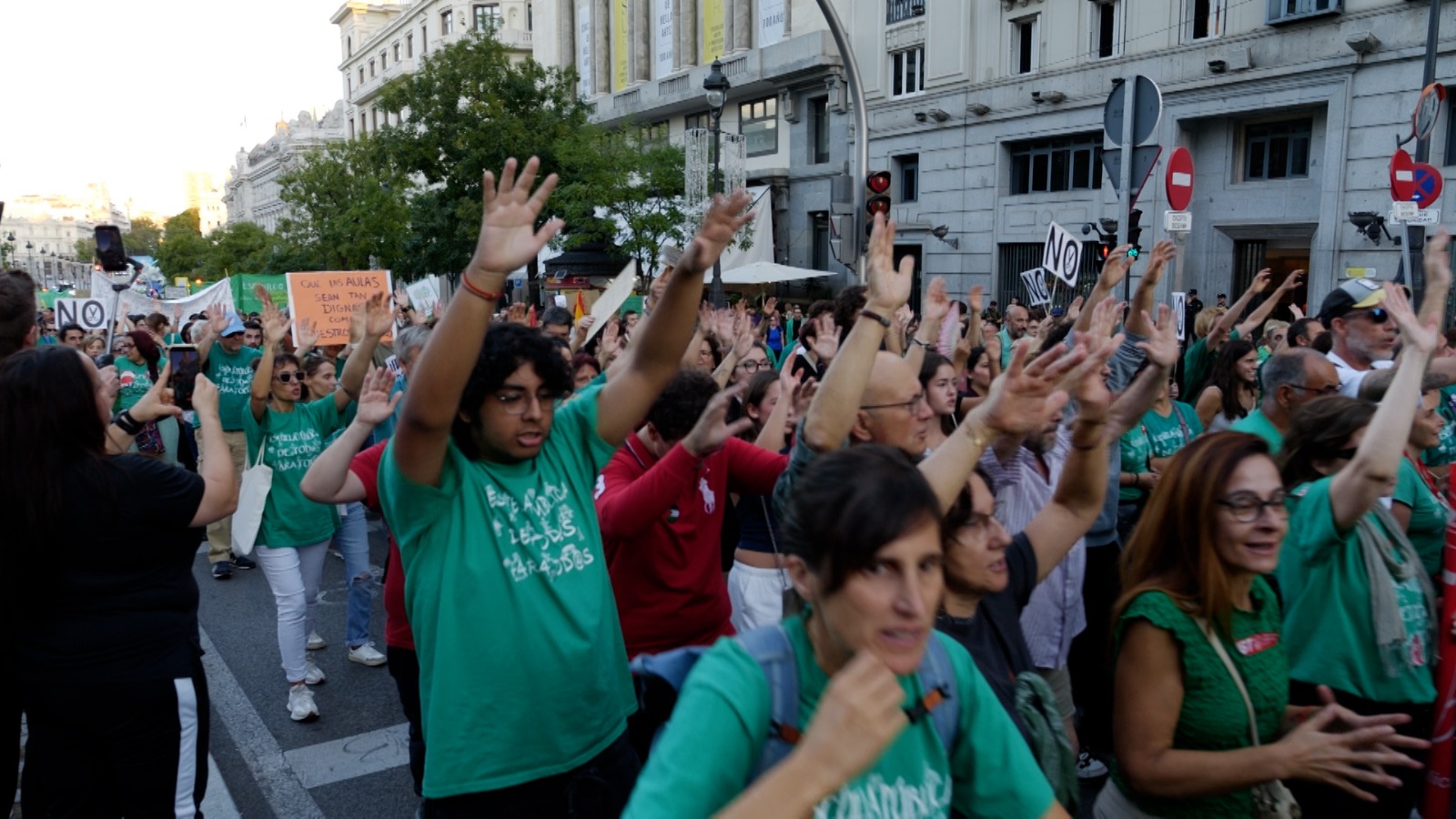 A carnibal atmosphere was felt in the streets of Madrid as protesters demanded better standards of public education, which they say is losing public resources to the private sector. /CGTN