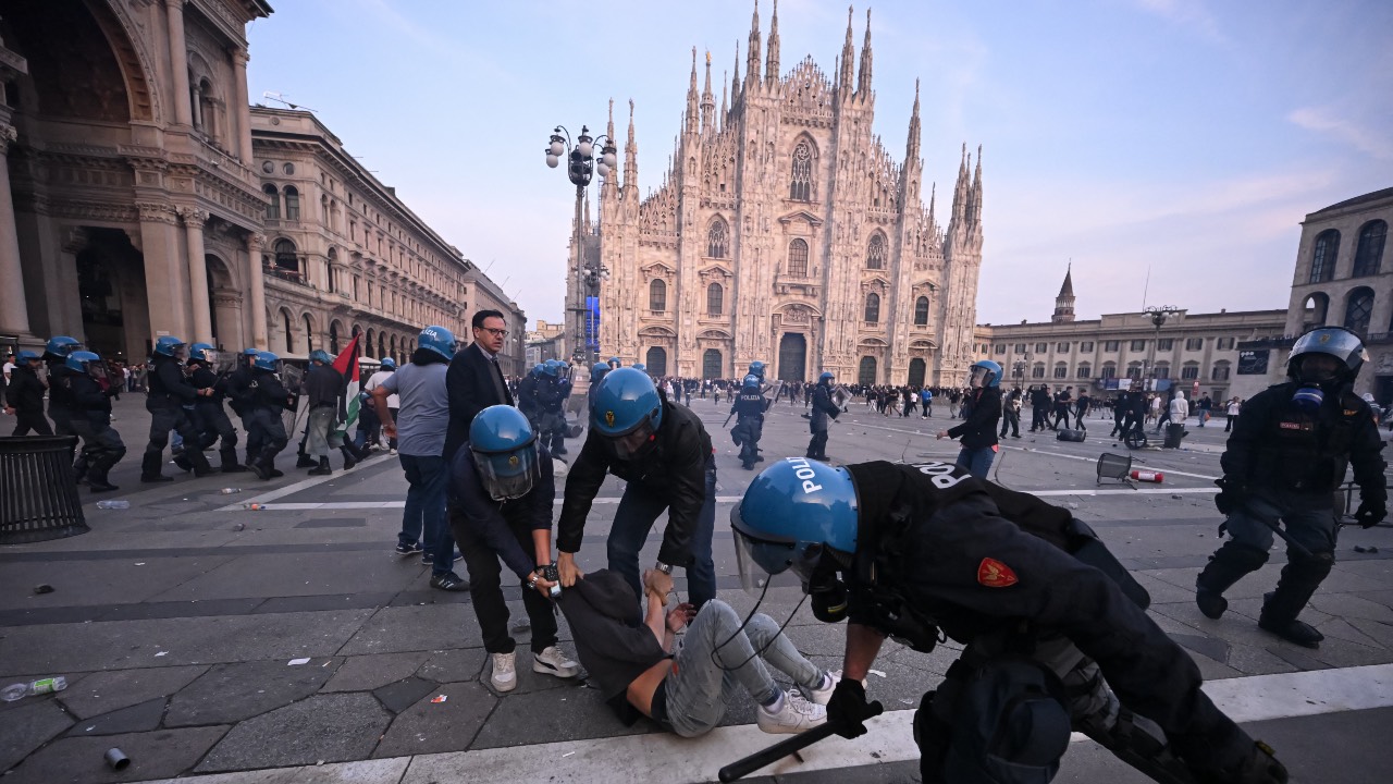 Demonstrators clash with police during an anti-government protest organized by the Italia in Piazza movement, at Piazza Duomo in Milan, inspired by recent protests in France and Spain. /Piero Cruciatti/AFP