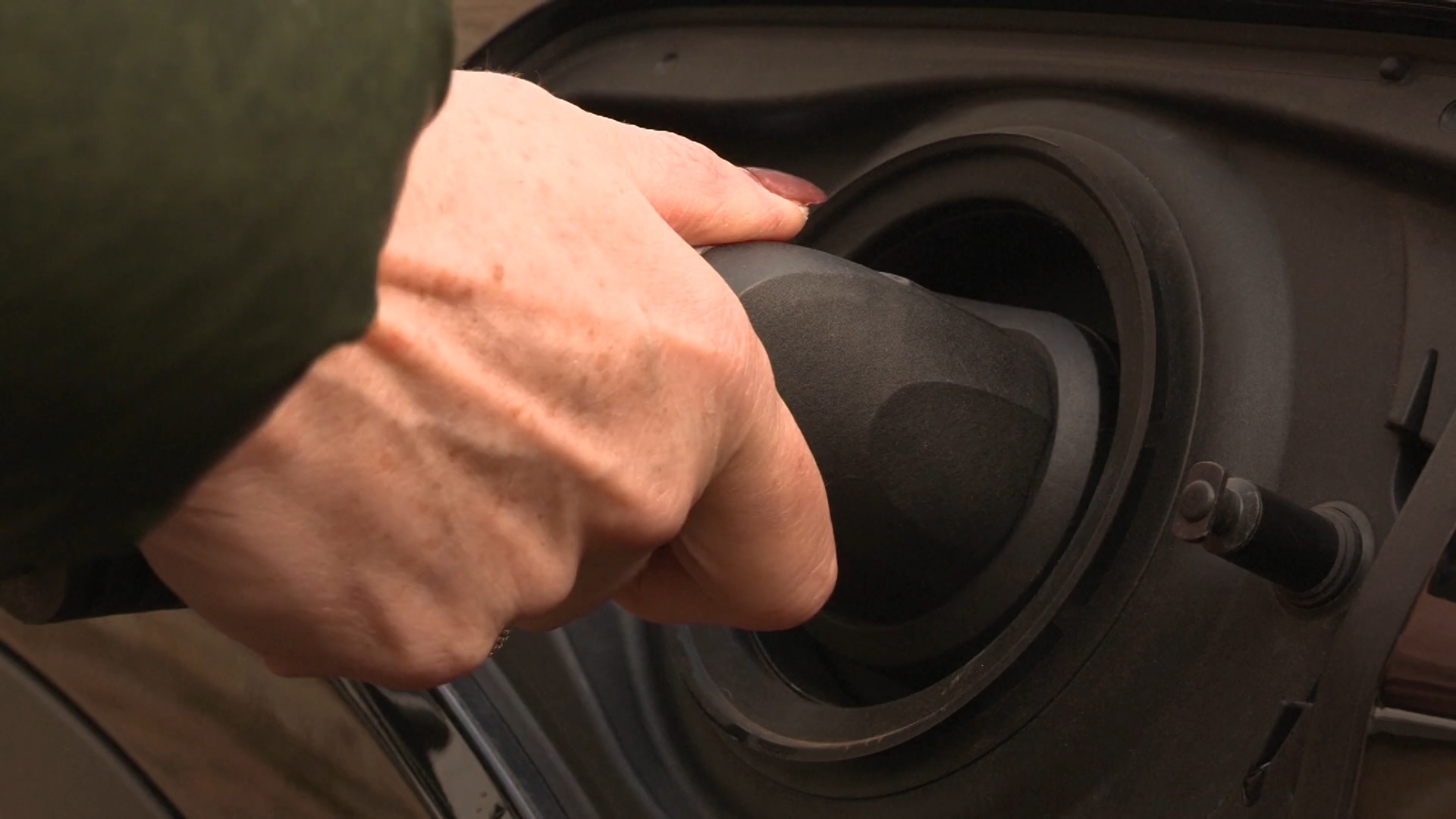 Plug-in hybrids let drivers dip their toe into the world of EVs. /CGTN