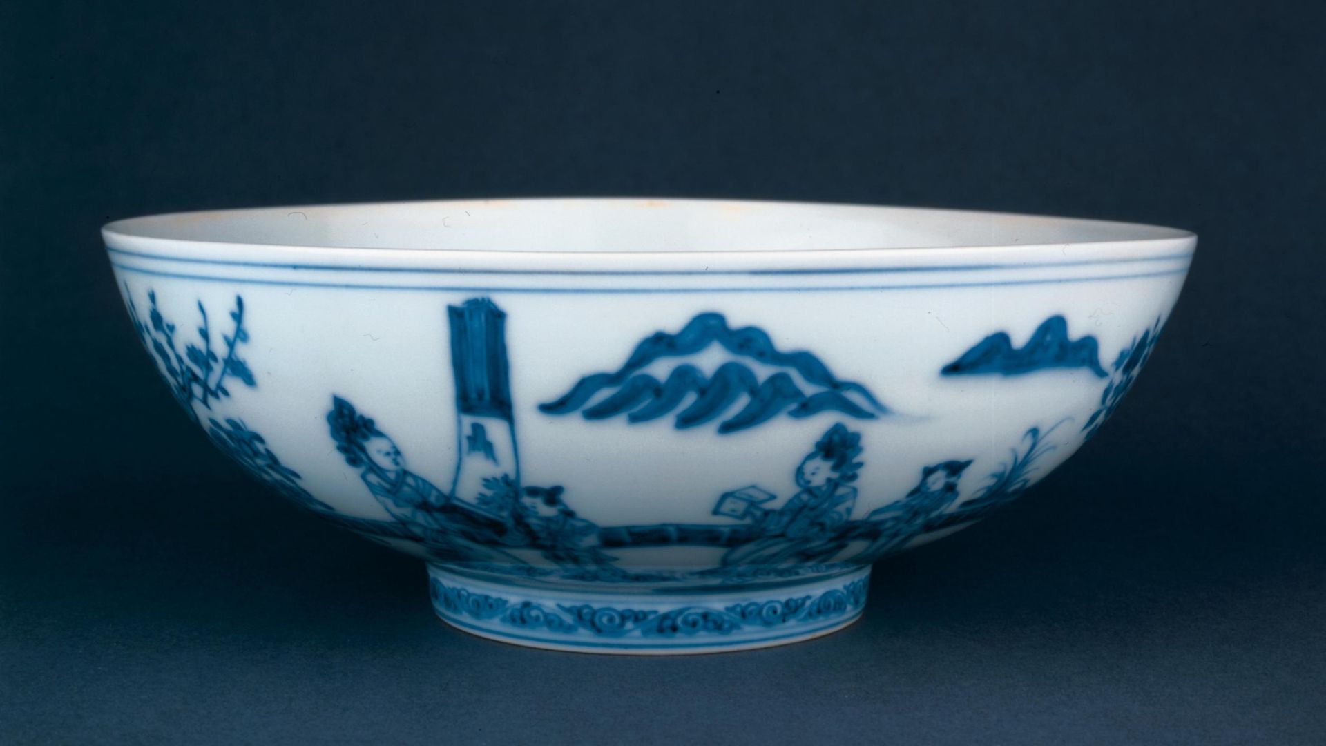 The Qing bowl depicts women in different leisurely scenes. /British Museum