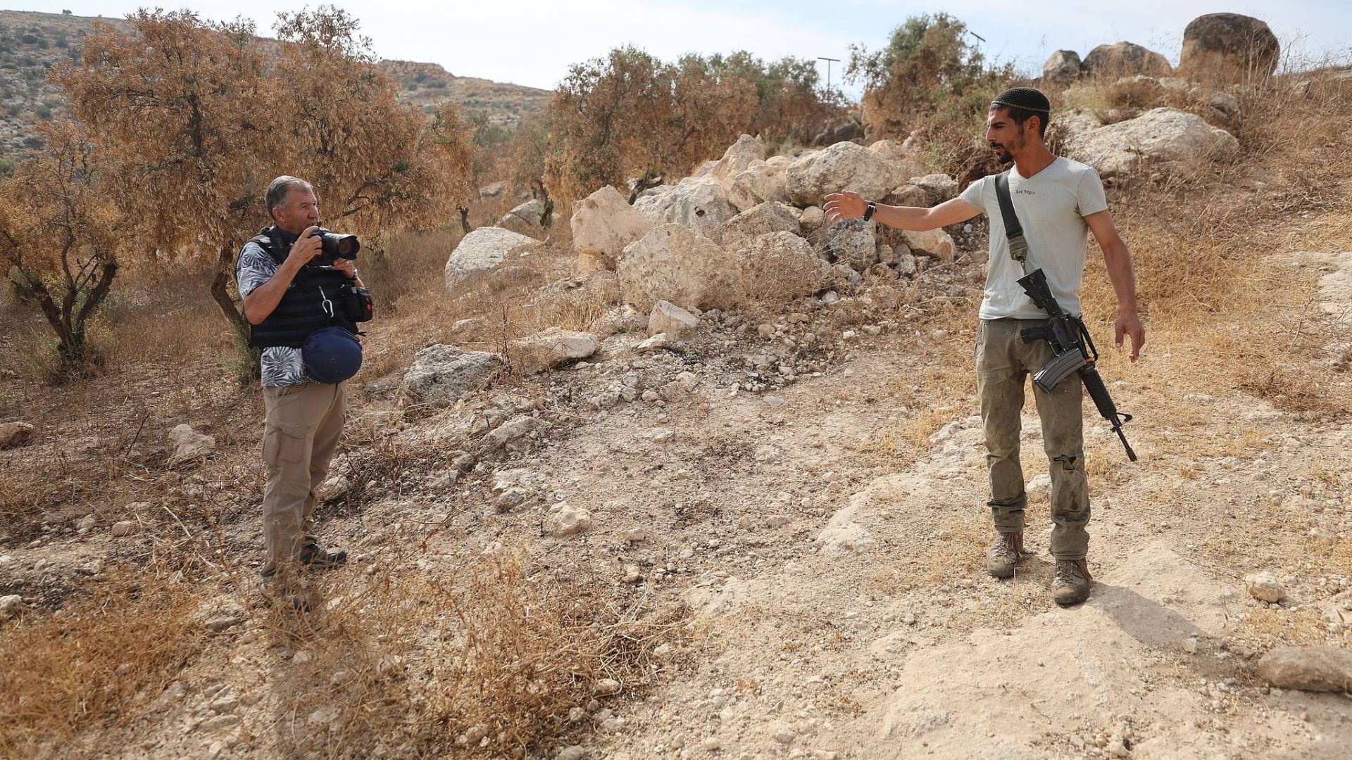 Israeli soldiers and settlers prevent Palestinians and activists from harvesting olives in the village of Idhna on October 13, 2026, culminating in Israeli forces ordering the harvesters and activists to leave the area. /CFP
