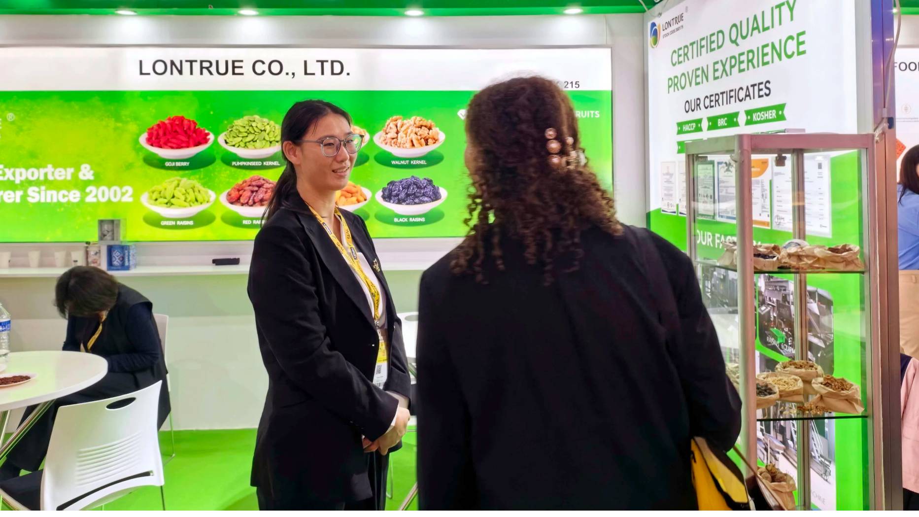 A Chinese exhibitor showcases agricultural products to customers. /CGTN