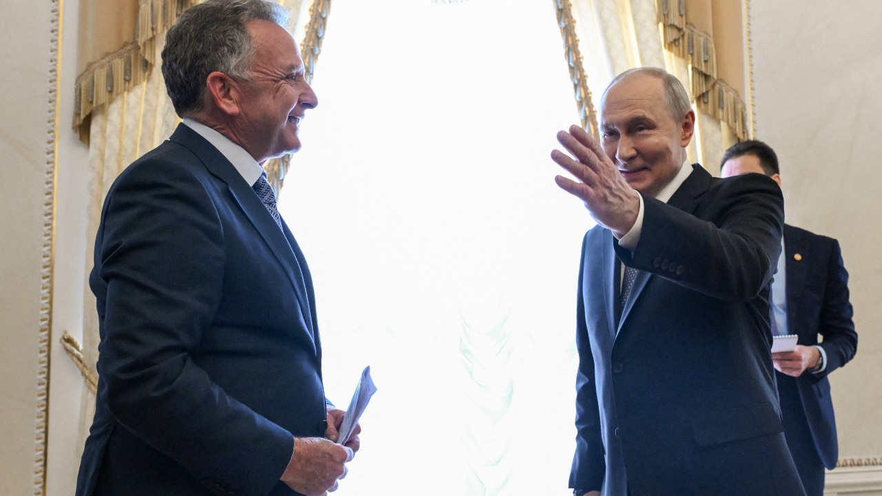 Russia's President Vladimir Putin (R) greets US special envoy Steve Witkoff (L) prior to their meeting in Saint Petersburg. /Kristina Solovyova/AFP