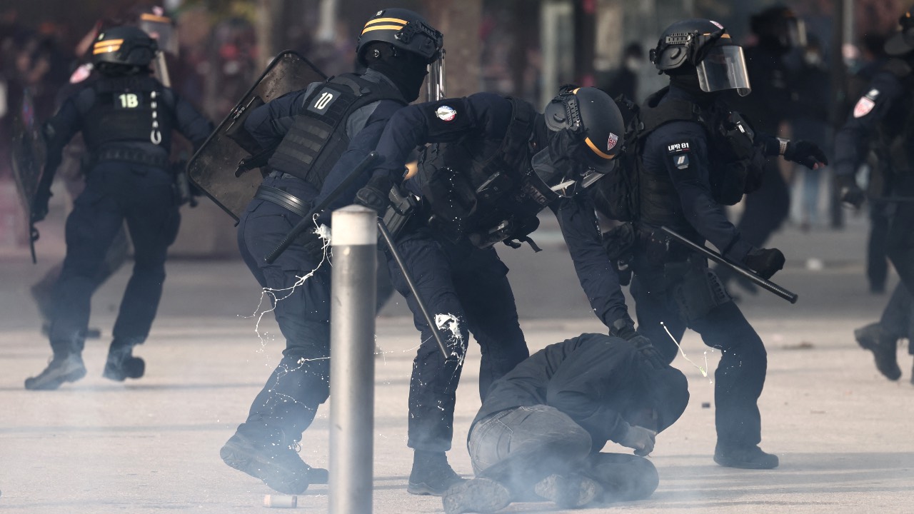 A French Republican Security Corps officer holds a protester during a demonstration in favor of purchasing power, the protection of public services, and fiscal and social justice, in Marseille, southeastern France. /Thibaud Moritz/AFP