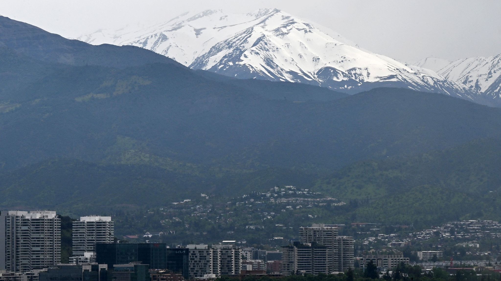 The Chilean government announced the suspension of school lessons on October 20 in 10 municipalities in the Santiago Metropolitan Region, due to the risk of disasters caused by potential storms in an area under a state of emergency. /Rodrigo Arangua/AFP/CFP