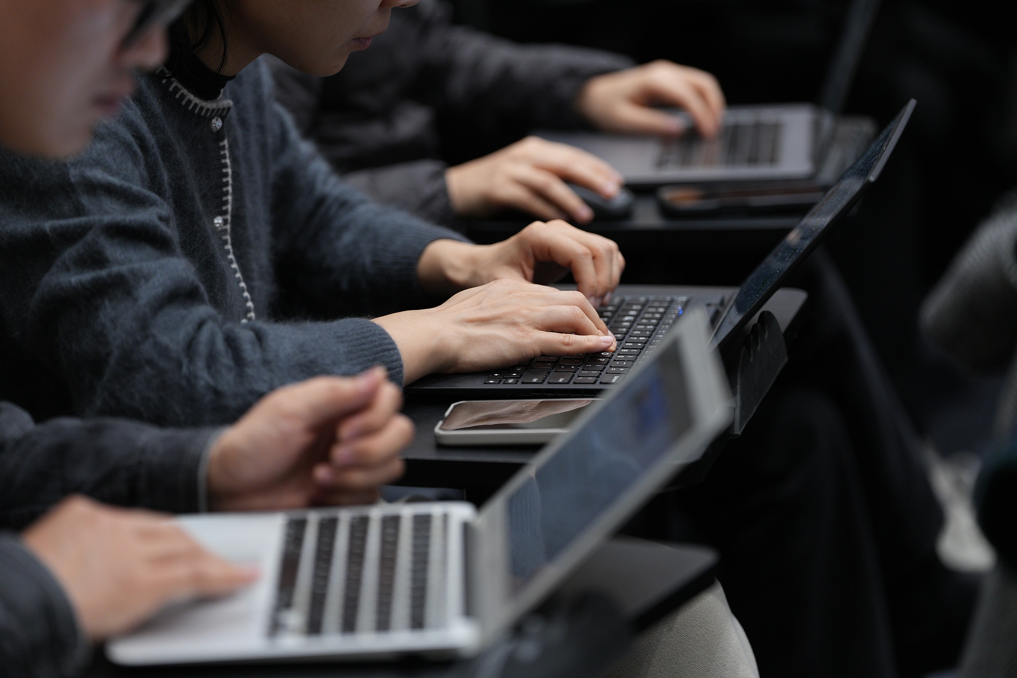Laptop prices are surging in the US as demand for computer chips reaches record highs. /CFP