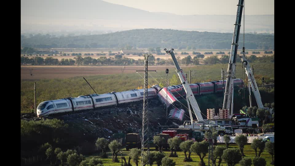 Cranes at the site help the search for further victims. /Reuters