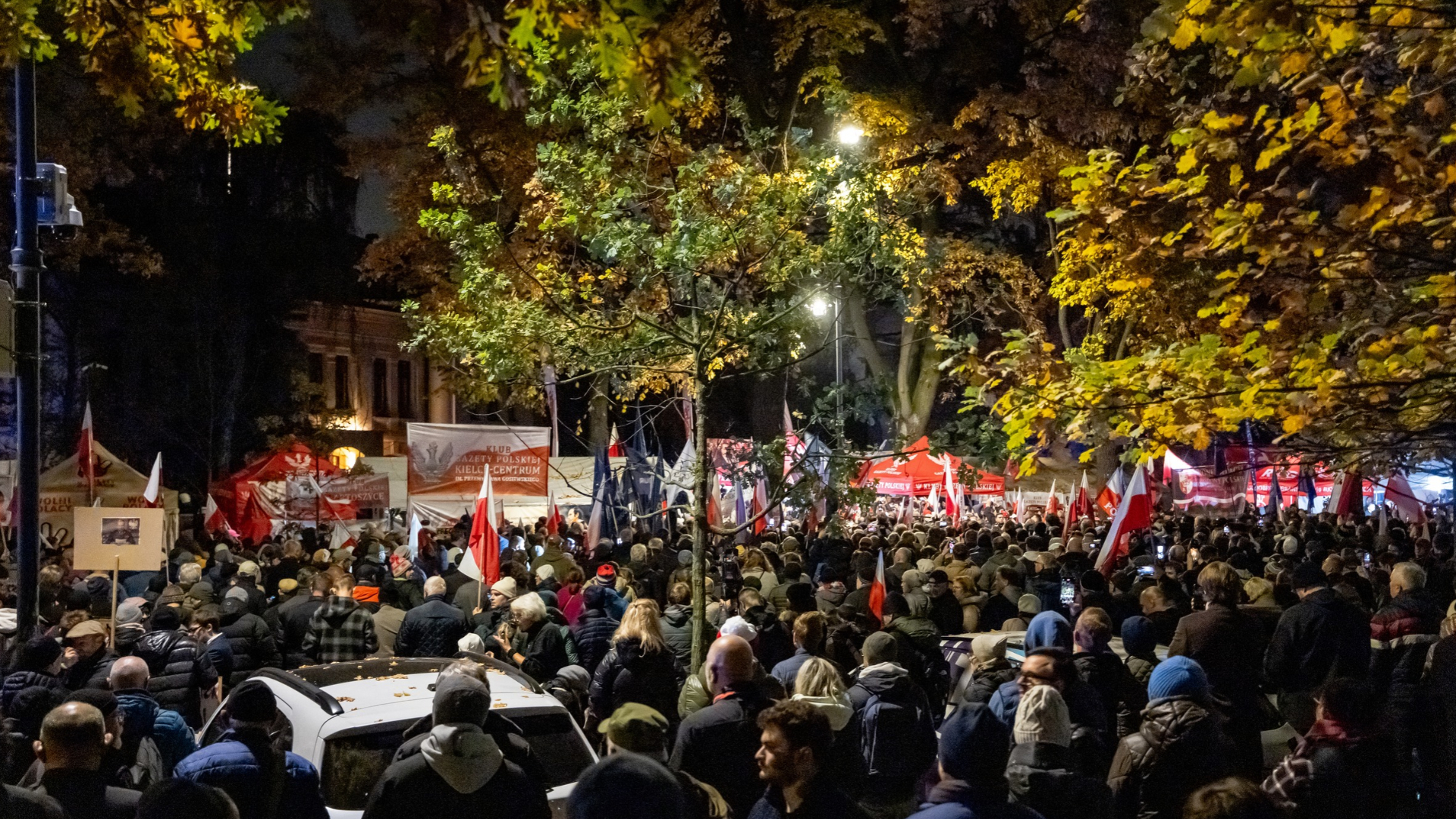 Protesters gather outside the headquarters of Poland's Constitutional Court after police blocked access to the building in Warsaw, Poland. Wojtek RADWANSKI / AFP. 30 October 2026.