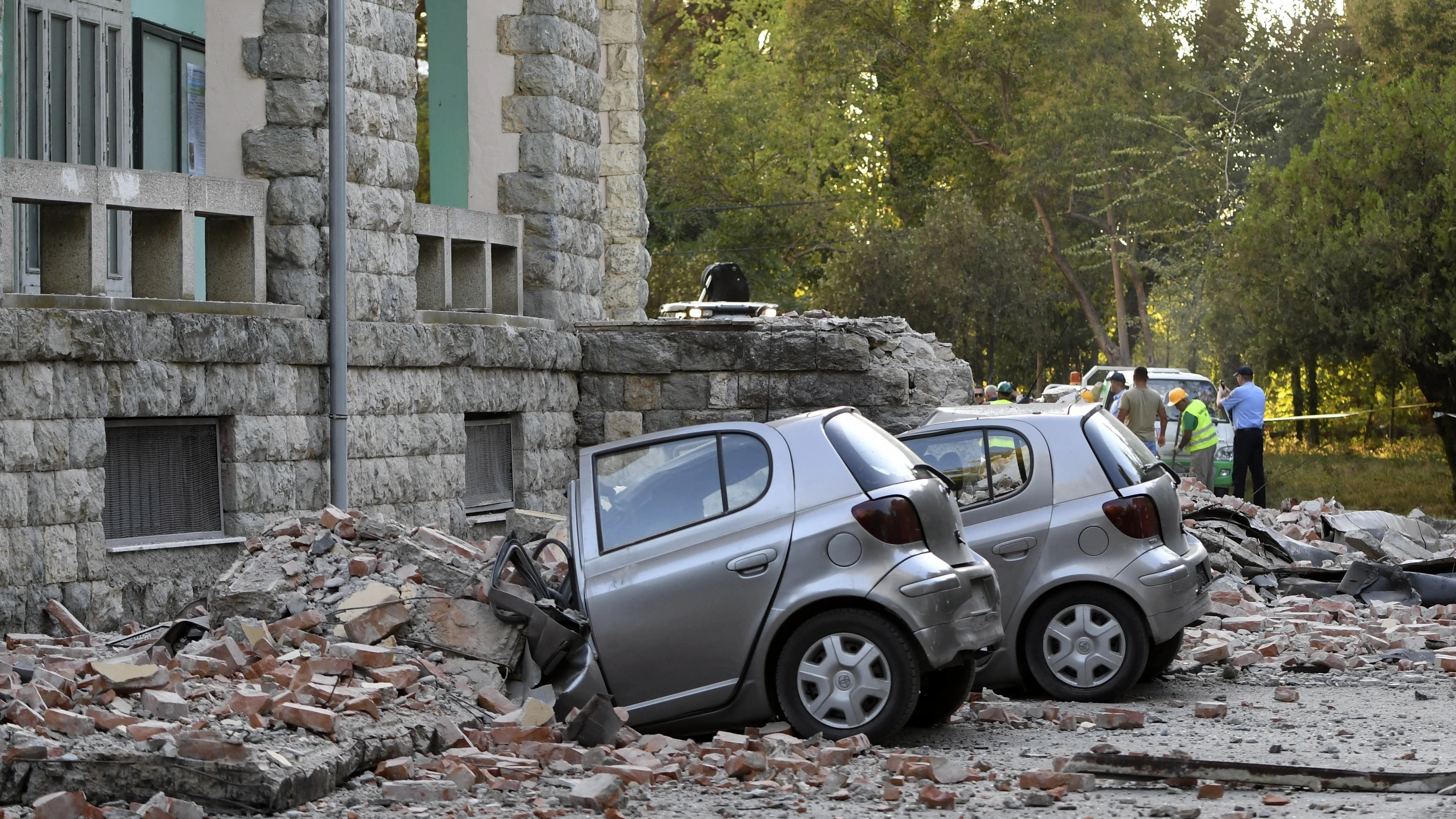 Самые сильные землетрясения происходят. Землетрясение. Землетрясение в Албании. Сильнейшее землетрясение. Землетрясение в Аргентине.