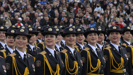 Belarus defies lockdown, thousands parade to mark end of World War II ...